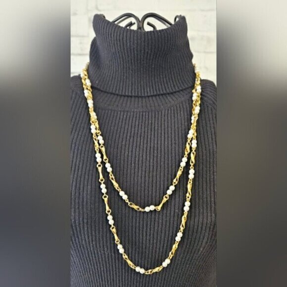 Faux Pearl Linked Together with an Intricate Gold Tone Chain Necklace - Picture 4 of 7